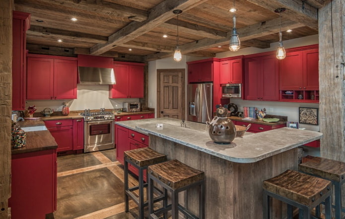 interno della cucina nei toni del rosso-marrone