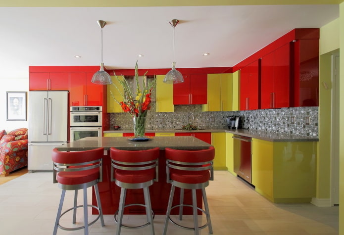interno della cucina nei toni del rosso e del verde