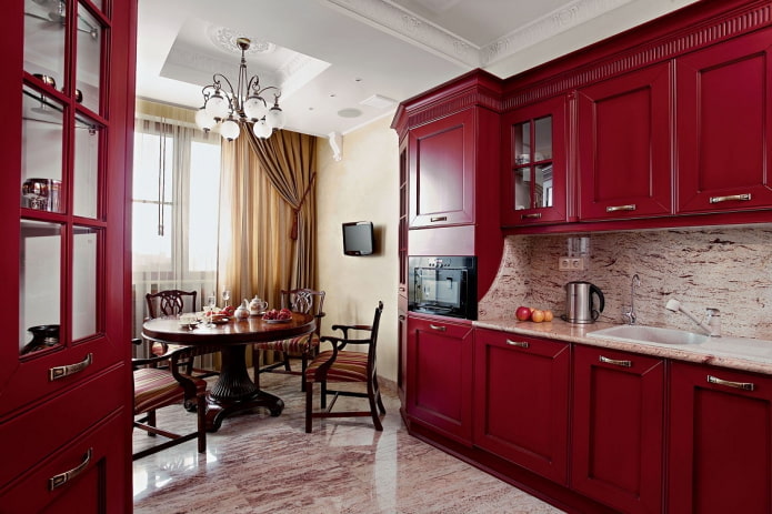 interno cucina nei toni del rosso