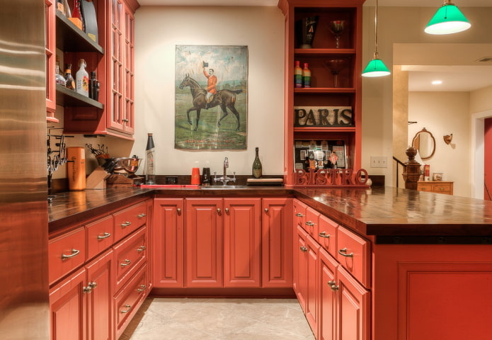 interno della cucina nei toni del rosso