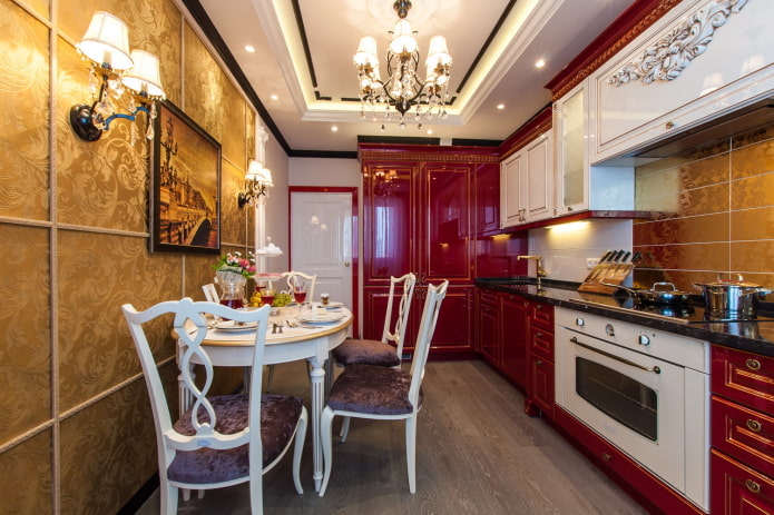 interno cucina rossa in stile classico