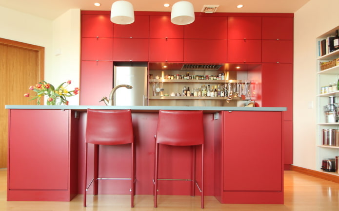 interno della cucina nei toni del rosso