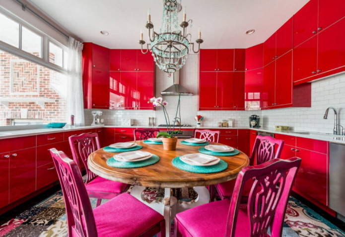 arredamento della cucina nei toni del rosso