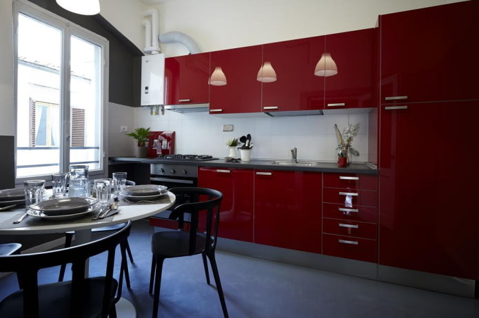 interno della cucina nei toni del rosso