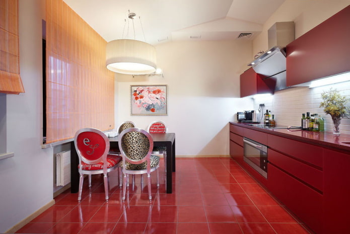rifiniture della cucina nei toni del rosso