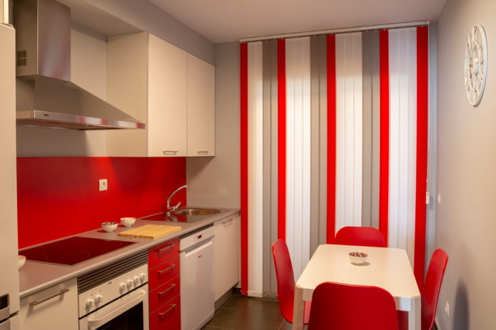 tende per l'interno della cucina nei toni del rosso