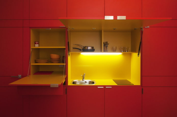 interno della cucina nei toni del giallo e del rosso