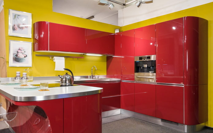 interno cucina nei toni del giallo-rosso