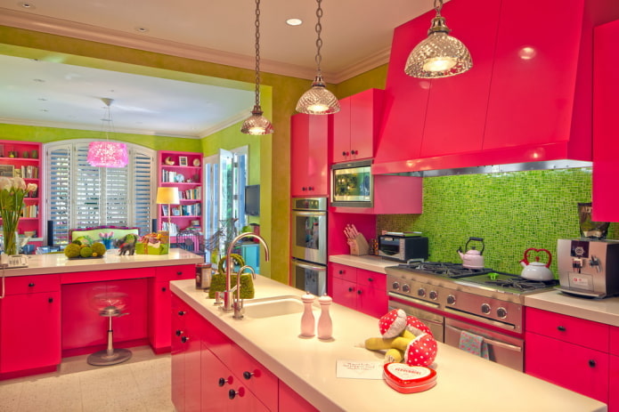 interno della cucina nei toni del rosso e del verde