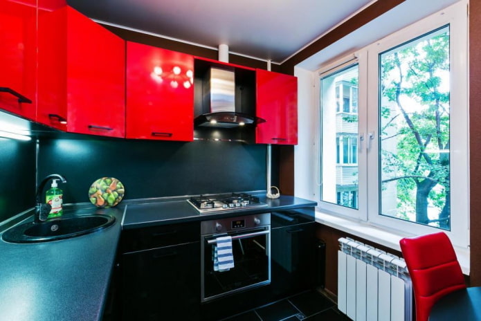 Cucina rossa e nera in un edificio di Khrushchev