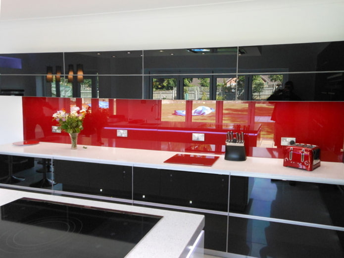 Skinali in vetro rosso