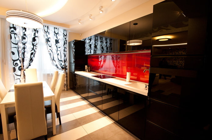 Cucina con sedie e pareti beige