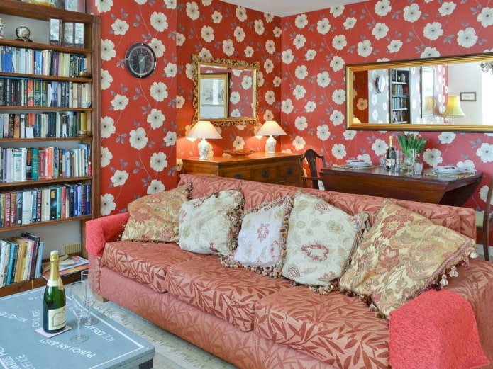 interno del soggiorno con carta da parati floreale