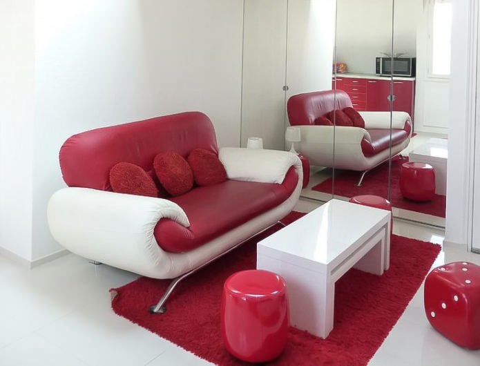 Divano rosso e bianco
