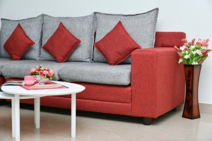 Divano grigio e rosso