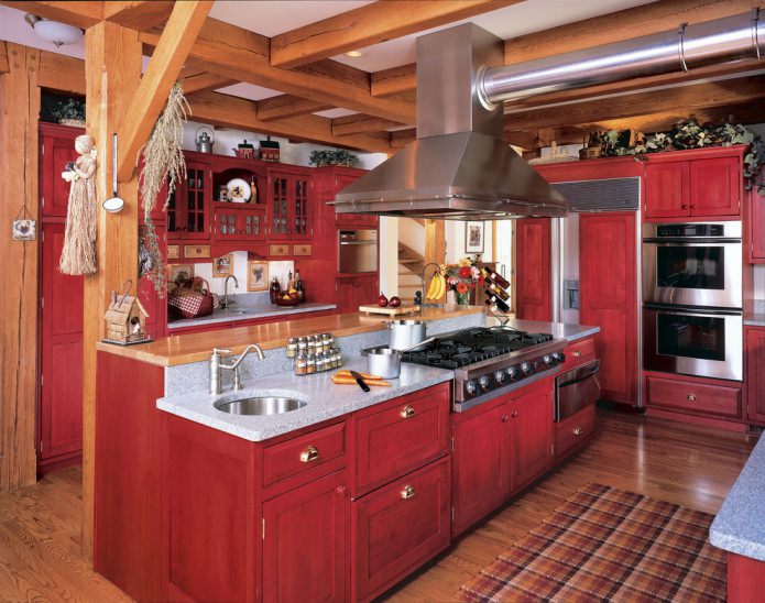 mobili in legno massello in una cucina spaziosa
