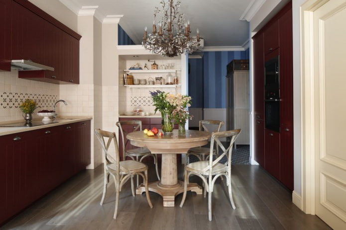 soffitto bianco in cucina con facciate bordeaux