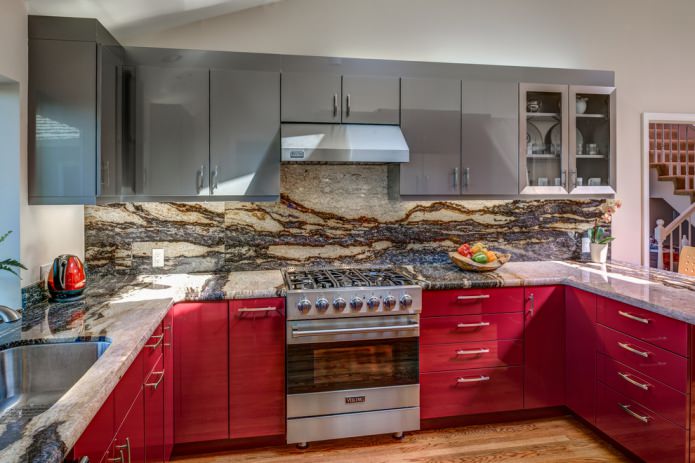 Set da cucina con base rossa e piano grigio