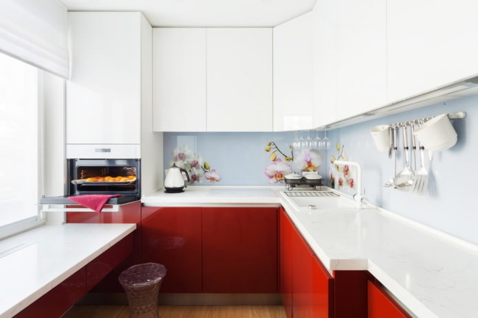 Un set da cucina con fondo bianco e piano rosso