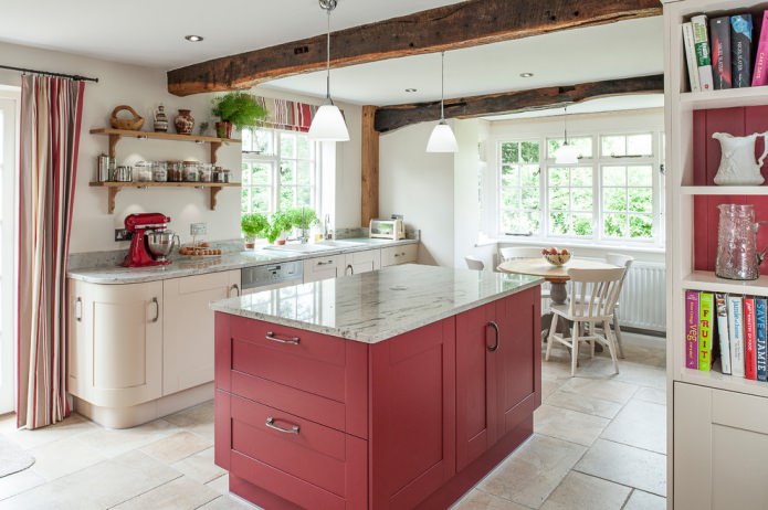 Set da cucina rosso e beige in stile country