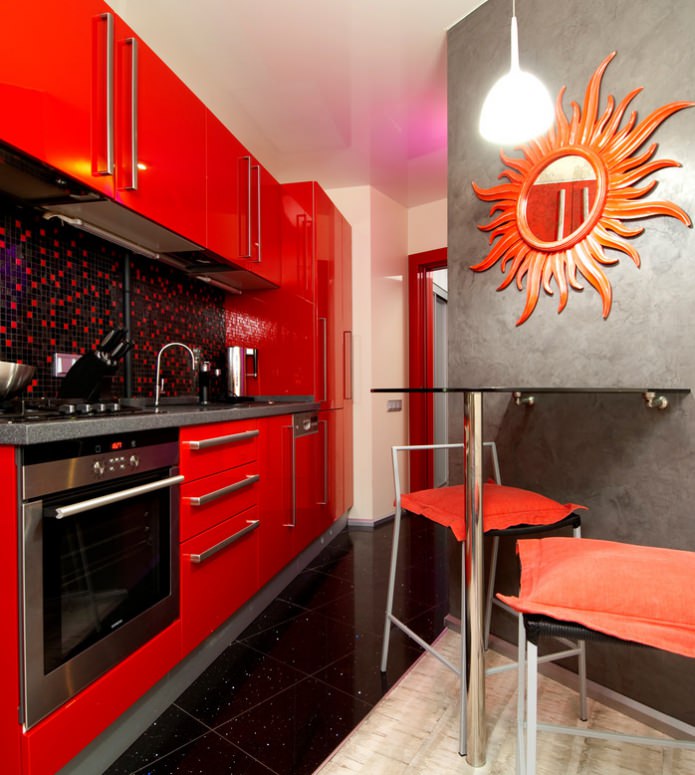 piccola cucina nei toni del rosso