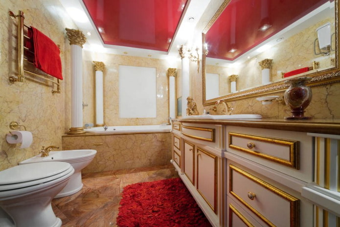 bagno combinato con un grande specchio