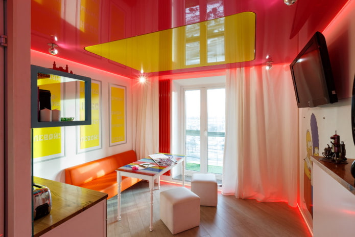 quadrato giallo sul soffitto dello studio