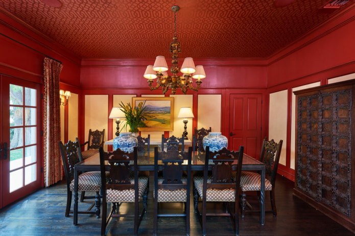 sala da pranzo rossa con motivi sul soffitto