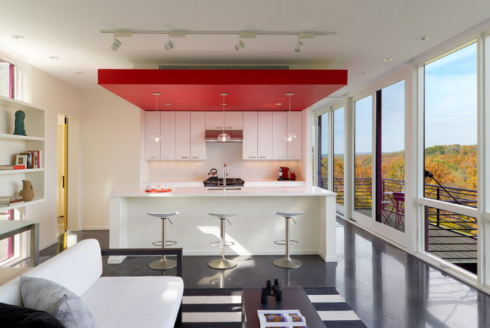 soffitto con nicchia e finestre panoramiche