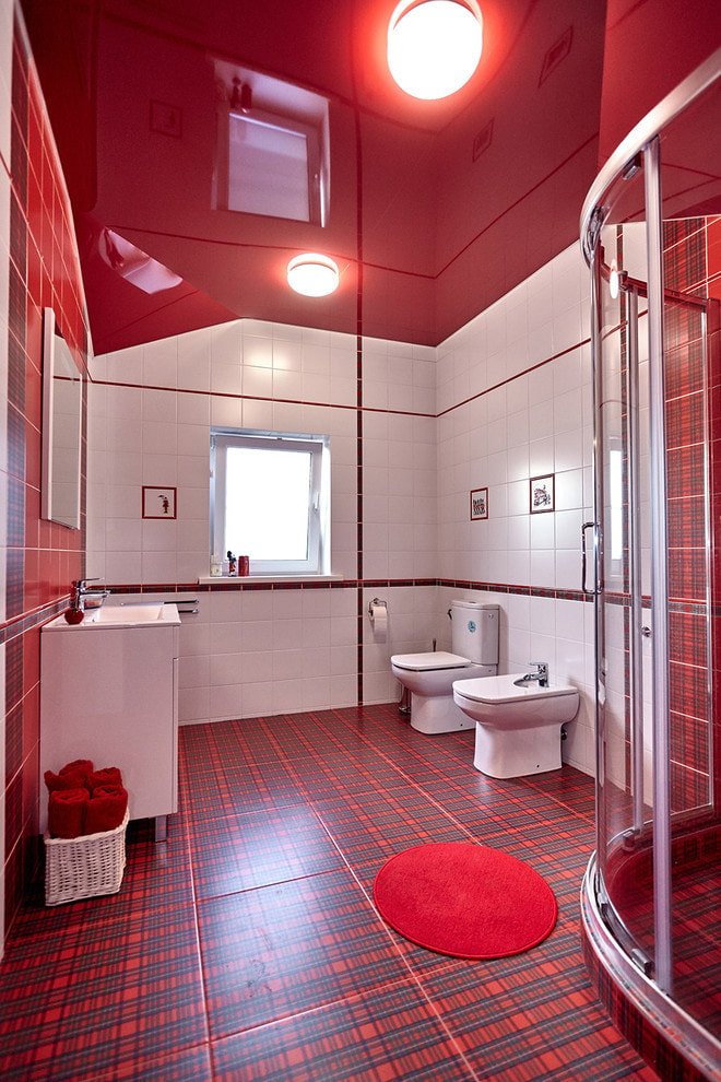 soffitto teso rosso lucido nel bagno