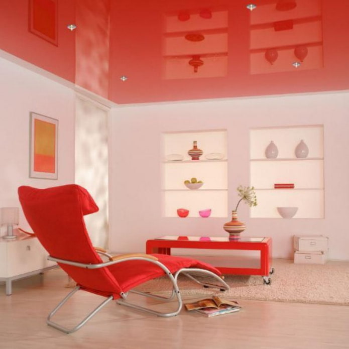 soffitto teso in un interno luminoso