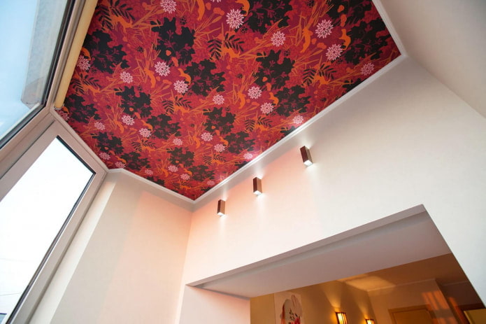 carta da parati rossa con un fiore sul soffitto