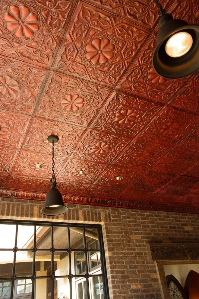 piastrelle rosso scuro sul soffitto