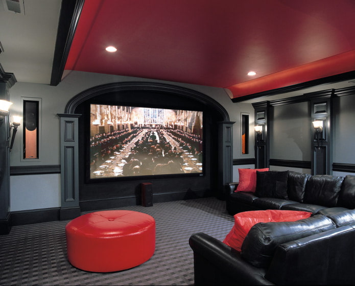 arco rosso con pareti e soffitto grigi