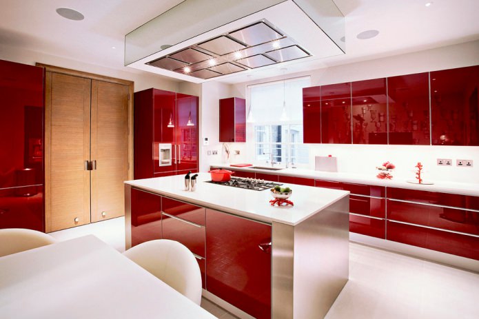 Cucina moderna nei toni del rosso e del bianco