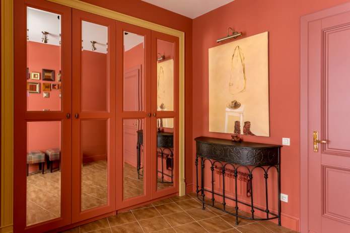 corridoio nei toni del rosso