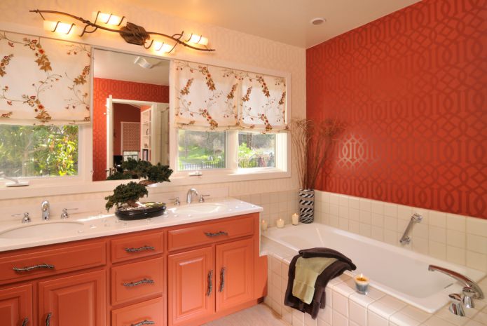 Interno del bagno rosso e beige