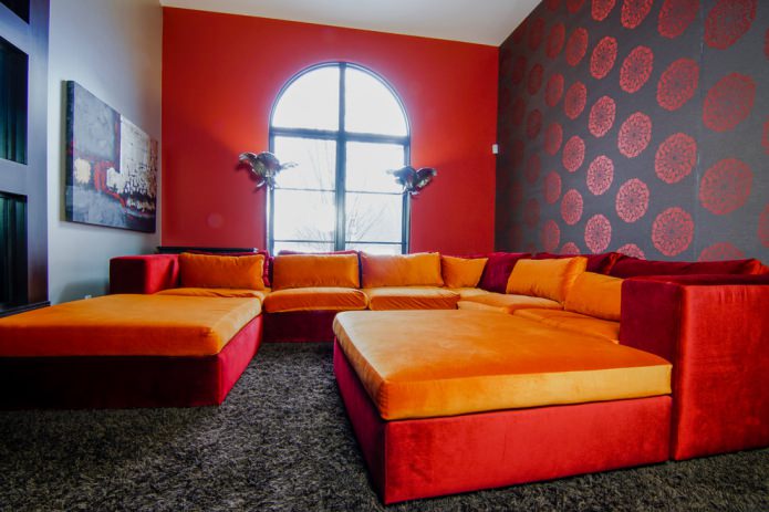 Design del soggiorno rosso-arancione