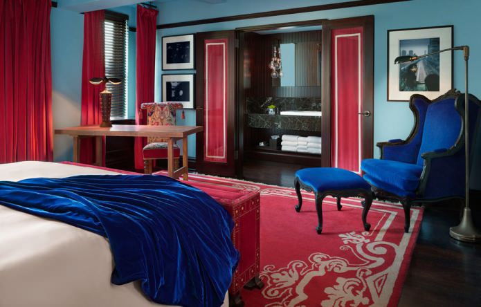 Interno rosso e blu