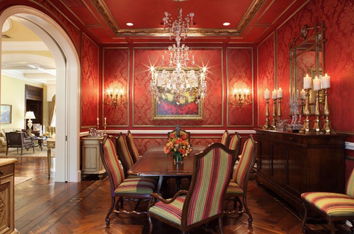 Stile classico di una sala da pranzo rossa