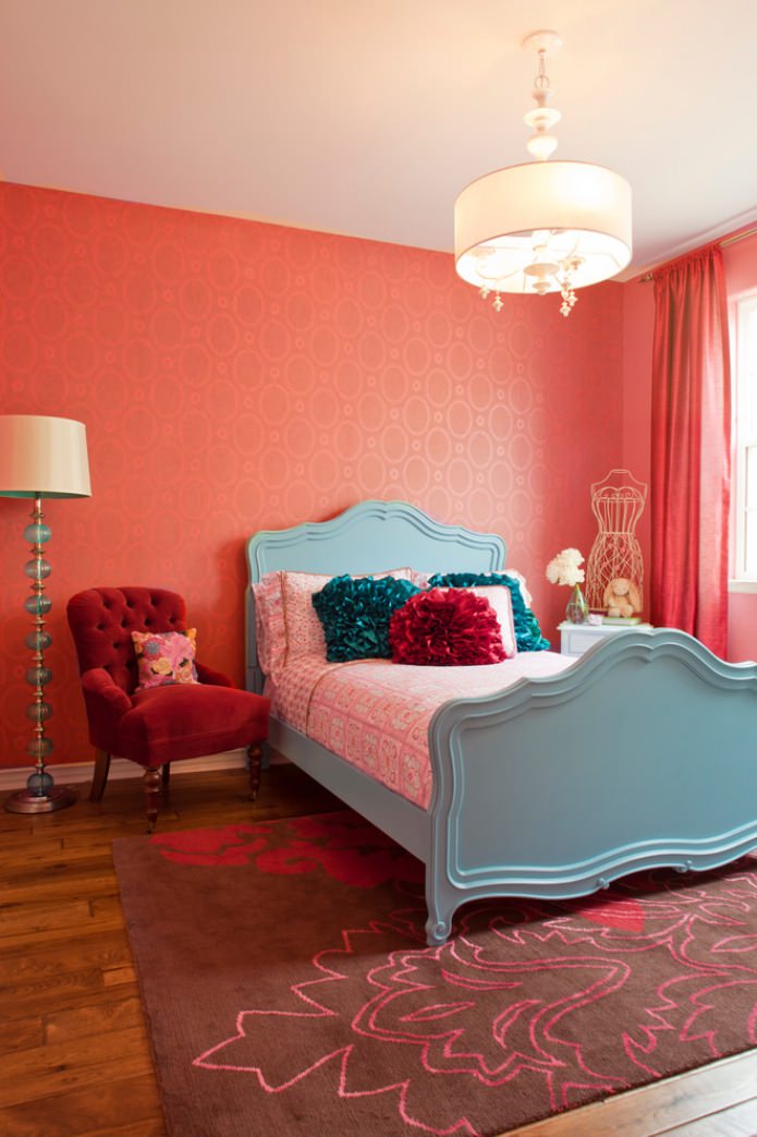 camera da letto turchese e rossa con soffitto bianco