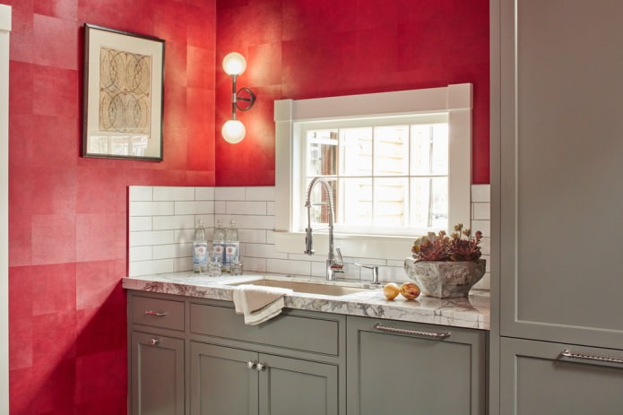 Interno della cucina rosso-grigio-bianco