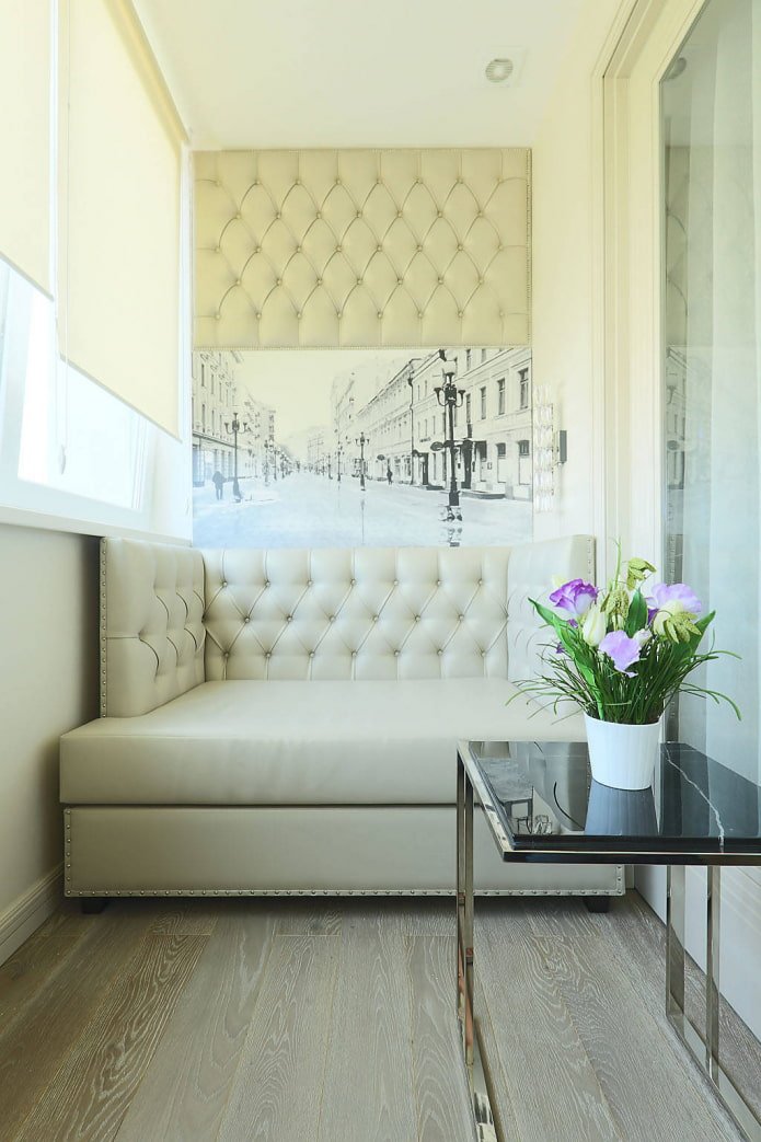 sedia pieghevole all'interno della loggia
