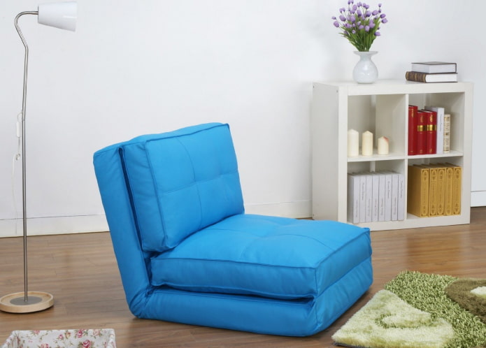 sedia pieghevole blu all'interno
