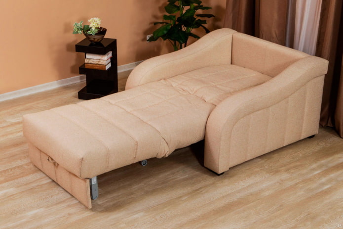 sedia pieghevole beige all'interno