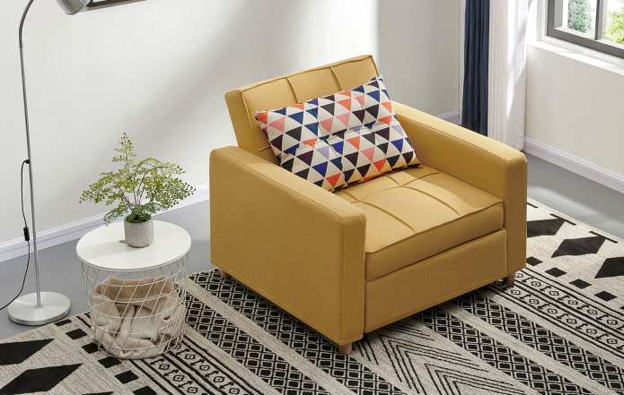 sedia pieghevole gialla all'interno