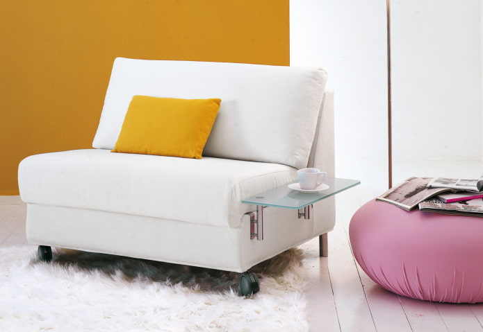 sedia pieghevole con tavolo all'interno