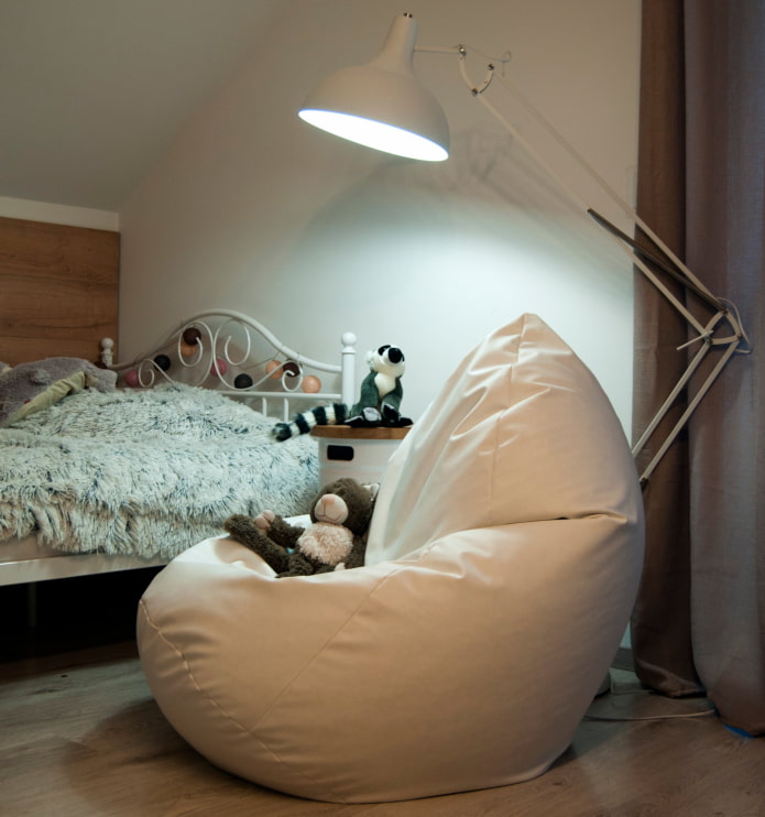 poltrona accanto al letto del bambino