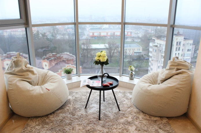 due pouf su una loggia panoramica