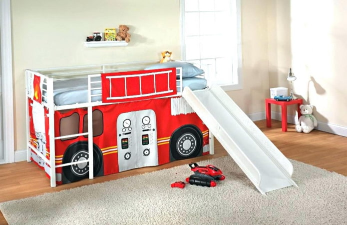 letto a forma di macchina